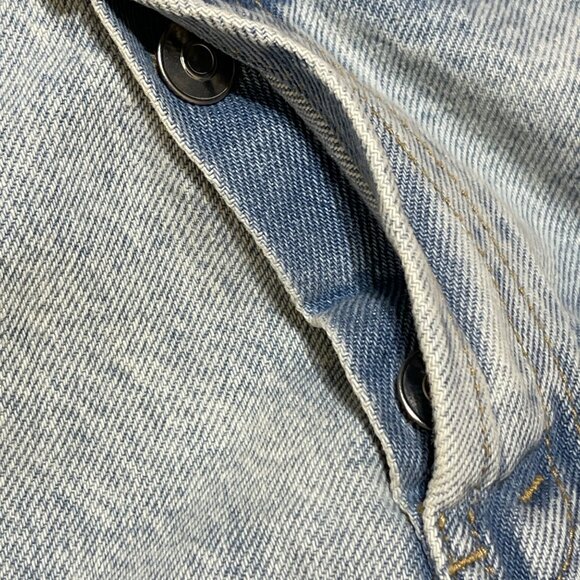 Wild Fable Denim Jean Shorts Crossover Button Fly Light Wash Size 16 Fray - Picture 4 of 7